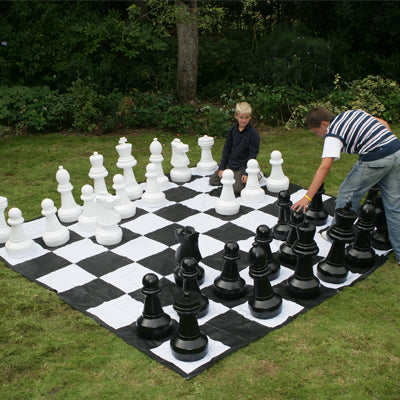 giant-chess-pieces