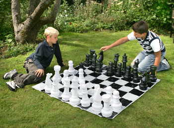 garden-chess-set